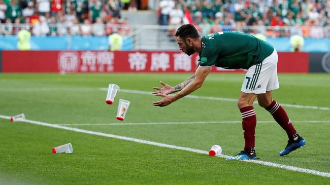 Injak Neymar, Keluarga Bek Timnas Meksiko Diancam Fan Brasil
