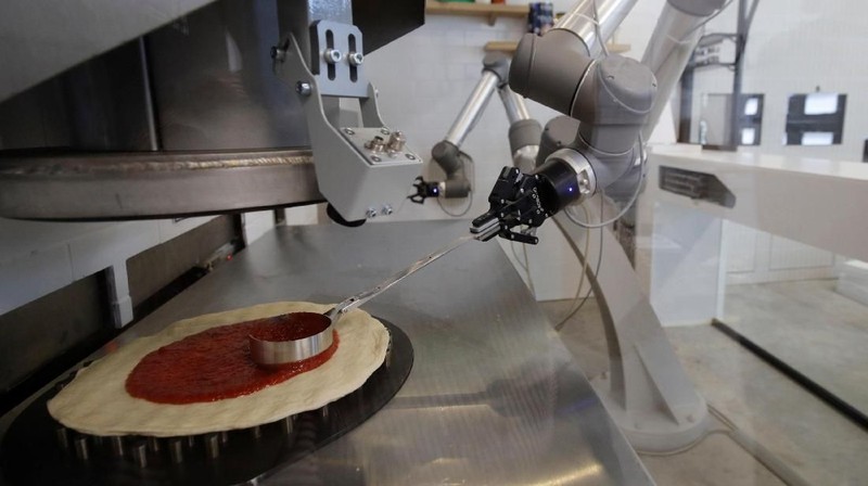 Start-up Prancis, Ekim ingin mengubah dan mempercepat cara pembuatan pizza dan disajikan dengan menggunakan robot pizzaiolo salama 24 jam.