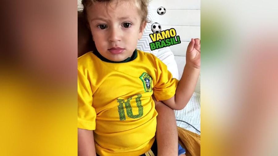 Momen menggemaskan beberapa hal lebih lucu penggemar sepak bola yang mengenakan jersey bola piala dunia.