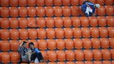 Suporter Jepang membuktikan, menonton sepak bola bisa dilakukan dengan bertanggung jawab dan membuat nyaman bukan hanya untuk diri sendiri melainkan lingkungan sekitar. (REUTERS/Marcos Brindicci)