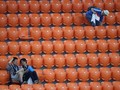 FOTO: Aksi 'Nyambi' Suporter Jepang Bersihkan Stadion Rusia