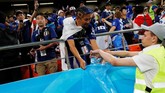 Suporter Jepang mengumpulkan sampah tersebut secara kolektif dan memberikannya kepada petugas kebersihan stadion. (REUTERS/Carlos Garcia Rawlins)