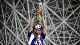 Jepang kembali berlaga dalam Piala Dunia 2018 melawan Polandia, Kamis (28/6) di Volgograd Arena, Rusia. Para suporter pun datang berduyun-duyun mendukung timnas mereka. (REUTERS/Ueslei Marcelino)