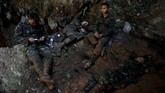 Anggota marinir yang ditugaskan mencari mereka, hingga kini masih belum menemukan jejak maupun tanda-tanda keberadaan para korban. (REUTERS/Soe Zeya Tun)