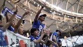 Selayaknya suporter sepak bola lainnya di dunia, orang Jepang ini juga mengenakan berbagai atribut kebanggaan mereka. (REUTERS/Ueslei Marcelino)