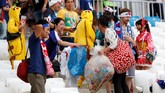 Aksi bersih-bersih ini bukan hanya dilakukan satu-dua orang, melainkan banyak suporter Jepang merasa ikut bertanggung jawab atas tempat yang mereka gunakan mendukung tim mereka. (REUTERS/Toru Hanai)