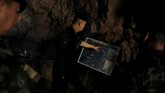 Mereka diyakini merangkak masuk ke gua melalui celah sempit sepanjang 15 meter. (REUTERS/Soe Zeya Tun)