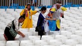 Namun masyarakat Jepang dikenal dengan kebudayaan serta perilaku sosialnya yang terpuji. Tak lupa, usai menonton mereka membersihkan sendiri kawasan stadion yang mereka gunakan. (REUTERS/Toru Hanai)