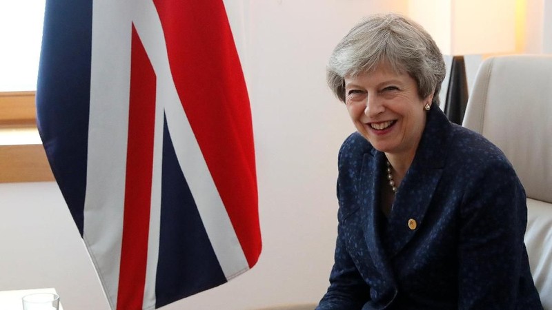 Perdana Menteri Belgia Charles Michel menerima jersey tim nasional sepak bola Inggris dari Perdana Menteri Inggris Theresa May jelang pertemuan UE soal Brexit.