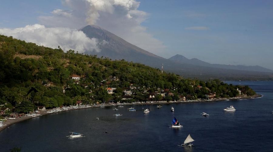 Abu dari letusan Gunung Agung di Bali memaksa penutupan bandara internasional dan pembatalan ratusan penerbangan pada hari ini.