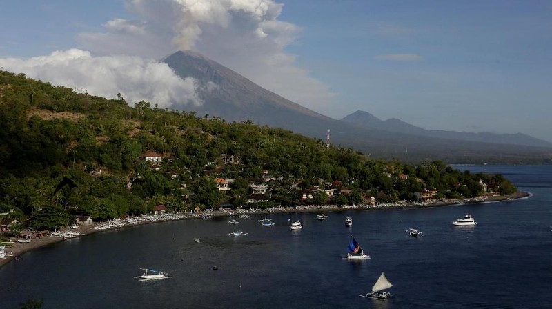 Abu dari letusan Gunung Agung di Bali memaksa penutupan bandara internasional dan pembatalan ratusan penerbangan pada hari ini.