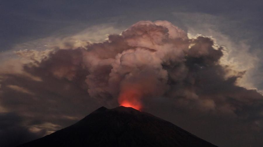 Abu dari letusan Gunung Agung di Bali memaksa penutupan bandara internasional dan pembatalan ratusan penerbangan pada hari ini.