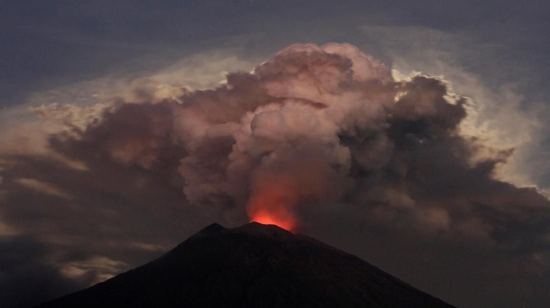 Abu dari letusan Gunung Agung di Bali memaksa penutupan bandara internasional dan pembatalan ratusan penerbangan pada hari ini.