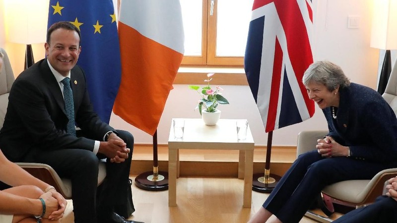 Perdana Menteri Belgia Charles Michel menerima jersey tim nasional sepak bola Inggris dari Perdana Menteri Inggris Theresa May jelang pertemuan UE soal Brexit.