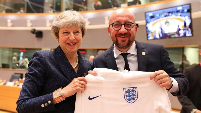 Perdana Menteri Belgia Charles Michel menerima jersey tim nasional sepak bola Inggris dari Perdana Menteri Inggris Theresa May jelang pertemuan UE soal Brexit.