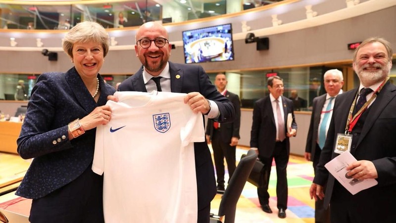 Perdana Menteri Belgia Charles Michel menerima jersey tim nasional sepak bola Inggris dari Perdana Menteri Inggris Theresa May jelang pertemuan UE soal Brexit.