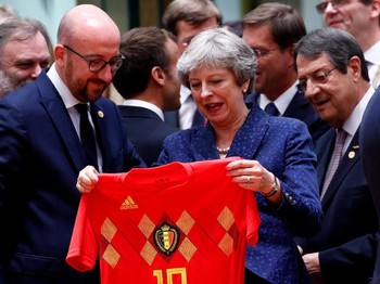 Sebelum Bahas Brexit, PM Inggris dan Belgia Tukar Jersey