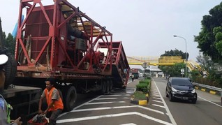 Imbas Truk Tabrak JPO, Sebagian Ruas Tol Bambu Apus Ditutup