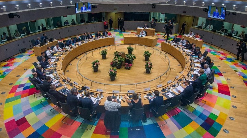 Perdana Menteri Belgia Charles Michel menerima jersey tim nasional sepak bola Inggris dari Perdana Menteri Inggris Theresa May jelang pertemuan UE soal Brexit.