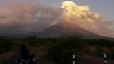 Airnav menyampaikan abu Gunung Agung mulai erupsi sejak Rabu (27/6). (Reuters/Johannes P. Christo)