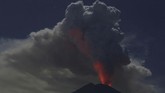 Stasiun Meteorologi Kelas I Ngurah Rai Denpasar mencatat status vulkanologi untuk penerbangan (VONA) Gunung Agung mulai terlihat berwarna oranye pada Kamis (28/6) pukul 16.00 WITA. (Reuters/Johannes P. Christo)