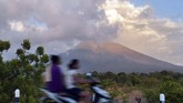 Sementara itu, erupsi Gunung Agung dengan ketinggian asap dan abu mencapai 2.000 meter menyebabkan kawasan barat daya berstatus siaga terpapar abu vulkanis. (Antara/Nyoman Budhiana)