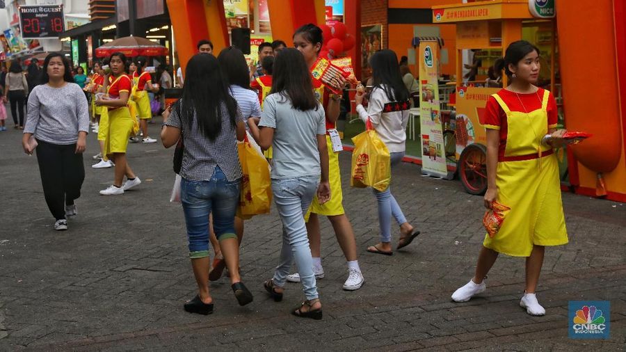 SPG menjadi salah satu ujung tombak dalam penjualan barang pemilik peserta pameran.