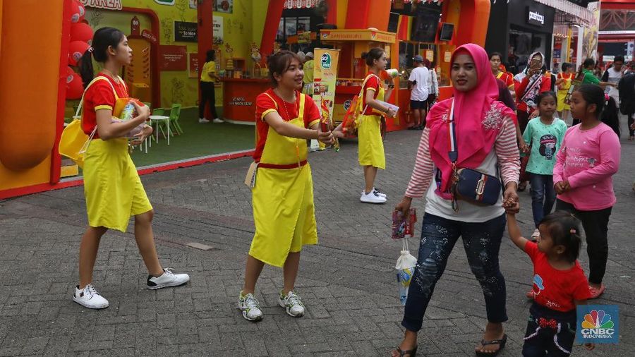 SPG menjadi salah satu ujung tombak dalam penjualan barang pemilik peserta pameran.