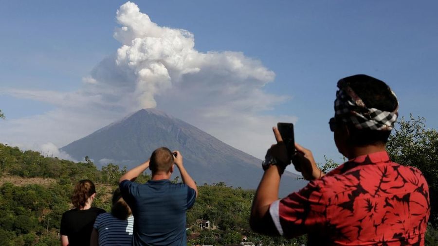 Abu dari letusan Gunung Agung di Bali memaksa penutupan bandara internasional dan pembatalan ratusan penerbangan pada hari ini.