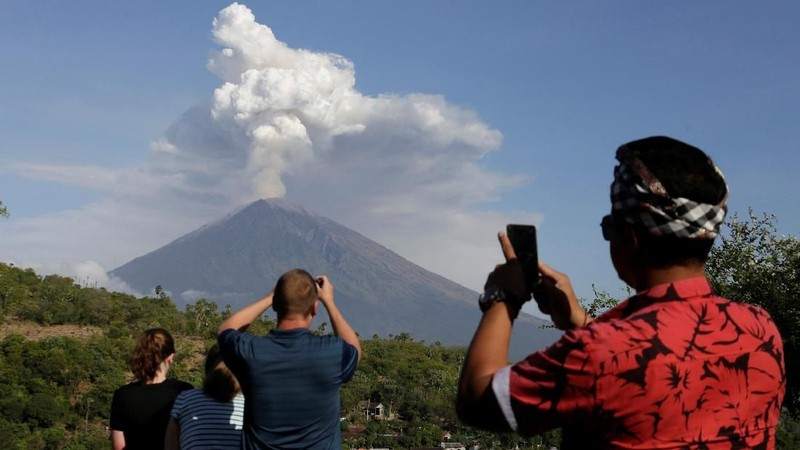 Abu dari letusan Gunung Agung di Bali memaksa penutupan bandara internasional dan pembatalan ratusan penerbangan pada hari ini.