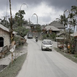 Erupsi Gunung Agung Picu Hujan Pasir, Abu, dan Kerikil