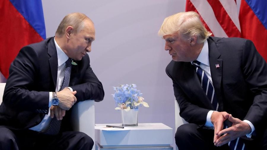 FILE PHOTO: Russia's President Vladimir Putin talks to U.S. President Donald Trump during their bilateral meeting at the G20 summit in Hamburg, Germany, July 7, 2017.  REUTERS/Carlos Barria//File Photo