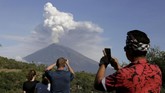 Akibatnya, Bandara internasional I Gusti Ngurah Rai sempat ditutup pada Jumat sejak pukul 03.00 WITA. (Reuters/Johannes P. Christo)
