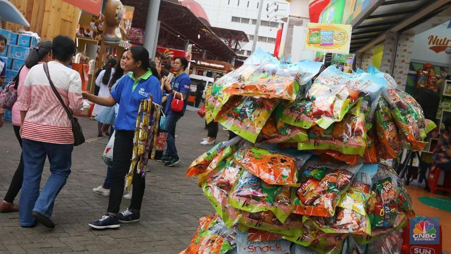 SPG menjadi salah satu ujung tombak dalam penjualan barang pemilik peserta pameran.