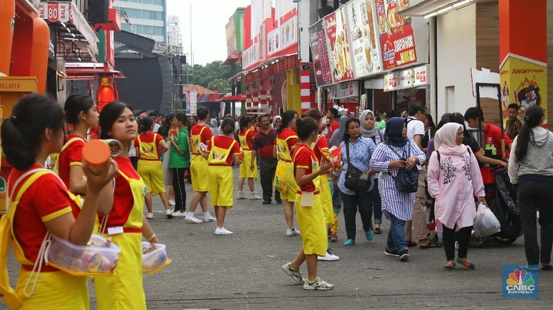 SPG menjadi salah satu ujung tombak dalam penjualan barang pemilik peserta pameran.