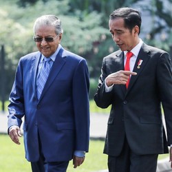 Wah, Mahathir Sopiri Jokowi Pakai 'Mobnas' Proton Malaysia!