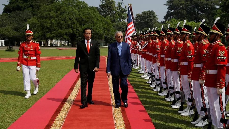 Presiden Joko Widodo ketika menyambut kedatangan Perdana Menteri Malaysia Mahathir Mohamad di Istana Bogor, Jumat (29/6/2018).