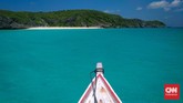 Air laut bening yang berwarna hijau toska menjadi pemandangan indah di Pulau Bahuluang, Selayar. Saat musim angin timur, pantai di pulau Bahuluang tidak terdampak, air laut tetap tenang sehingga turis bisa berenang dengan santai.