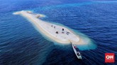 Penampakan pulau kecil di tengah laut Kepulauan Selayar yang disebut Makam Karang terlihat seperti paus. Kabupaten Kepulauan Selayar terletak di Provinsi Sulawesi Selatan, Indonesia. Ibu kotanya bernama Kota Benteng. Di sini ada beragam wisata bahari yang bisa dijajal turis.