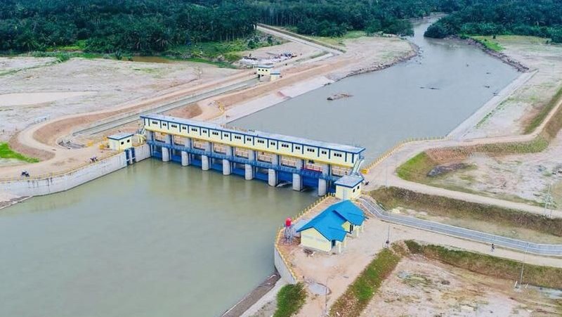 Hal ini berbeda dengan pinjaman bilateral maupun multilateral yang umumnya mensyaratkan keterlibatan kontraktor dan konsultan dari negara donor.
