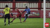Pemain depan Persib Bandung Ezechiel Ndouasel gagal menyarangkan bola dan menambah dafar gol di Liga 1 2018. (CNNIndonesia/Adhi Wicaksono)
