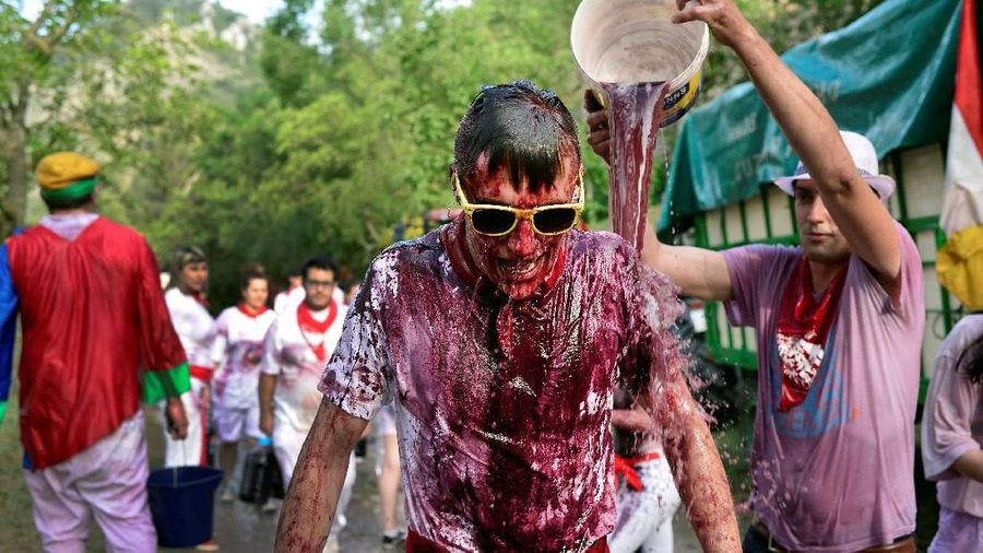 Festival perang anggur merah La Batalla del Vino peserta festival harus bermandikan anggur merah.