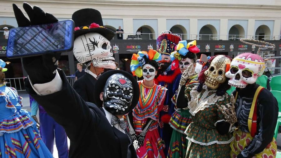 Parade kematian salah satu simbol tradisional dari liburan tahunan Meksiko di mana keluarga menghormati orang yang mereka cintai yang meninggal