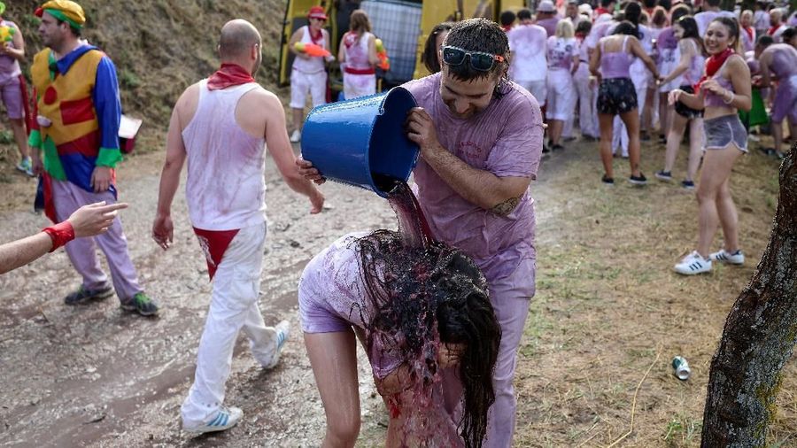 Festival perang anggur merah La Batalla del Vino peserta festival harus bermandikan anggur merah.