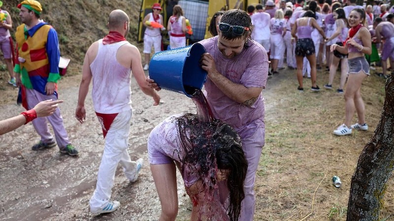 Festival perang anggur merah La Batalla del Vino peserta festival harus bermandikan anggur merah.