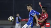 Persija dan Persib sama-sama diganjar satu kartu kuning oleh wasit Faulur Rosy asal Aceh. (CNNIndonesia/Adhi Wicaksono)