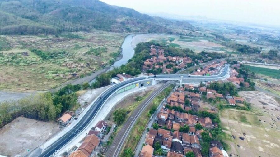Hal ini berbeda dengan pinjaman bilateral maupun multilateral yang umumnya mensyaratkan keterlibatan kontraktor dan konsultan dari negara donor.