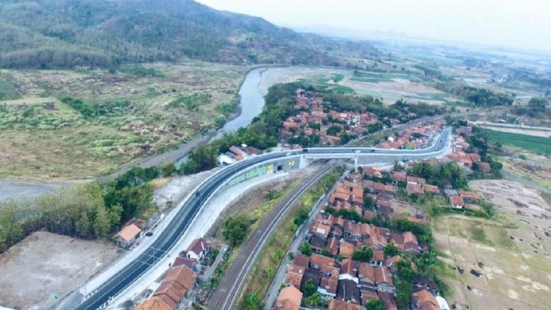 Hal ini berbeda dengan pinjaman bilateral maupun multilateral yang umumnya mensyaratkan keterlibatan kontraktor dan konsultan dari negara donor.