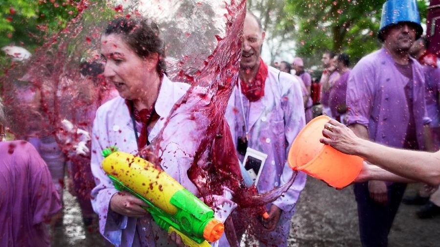 Festival perang anggur merah La Batalla del Vino peserta festival harus bermandikan anggur merah.