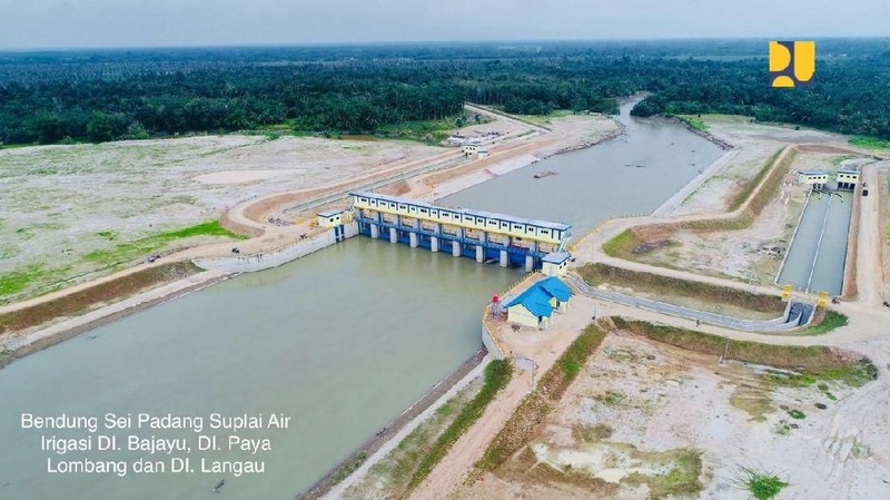 Hal ini berbeda dengan pinjaman bilateral maupun multilateral yang umumnya mensyaratkan keterlibatan kontraktor dan konsultan dari negara donor.